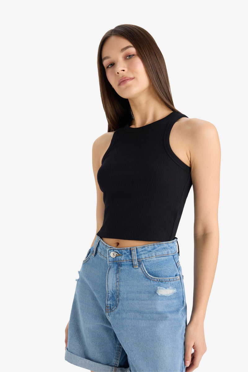 ديفاكتو كروب توب مضلع وياقة هالتر - Image 4